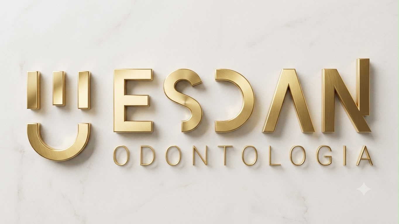 Logo dourada da Esdan Odontologia.